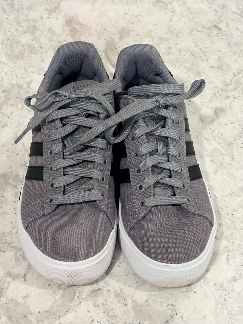 Unisex Gray Canvas Adidas. Daily 4.0. Size 6 men. Size 7 women. Like new.